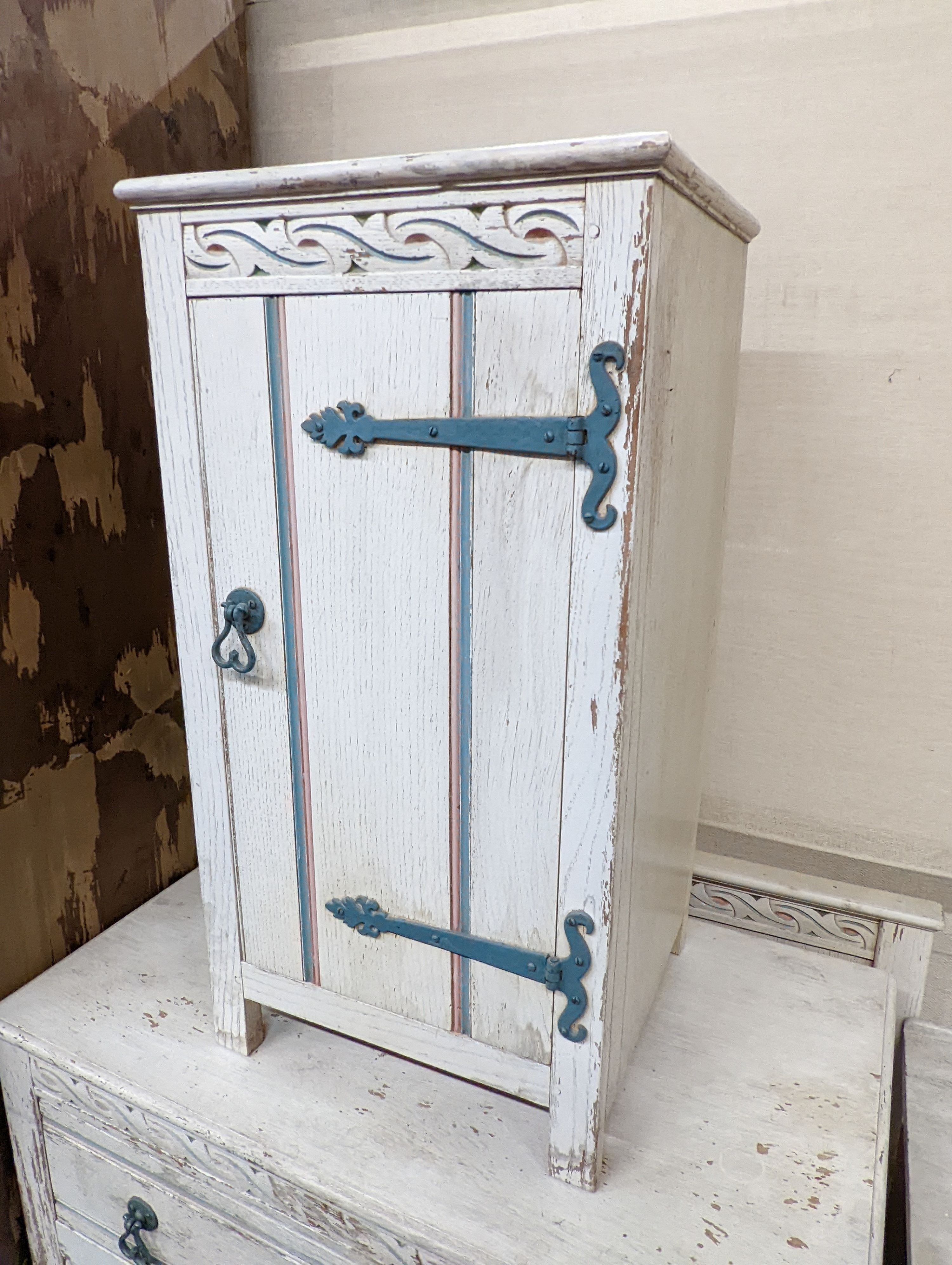A painted oak bedroom suite. Wardrobe measures, W-124cm, D-54cm, H-178cm.